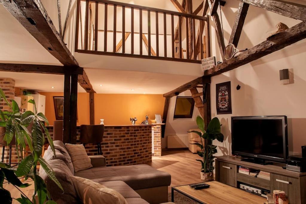 Duplex Atypique Dans La Cite Medievale Laon Exterior photo